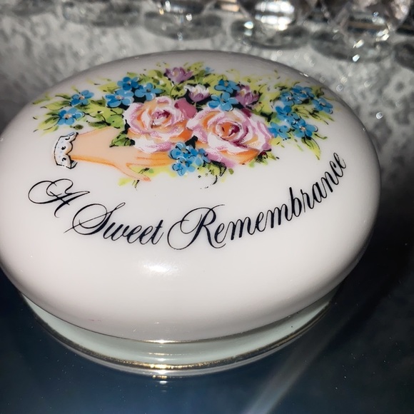 Vintage Avon 🌸 Jewelry Trinket - Picture 6 of 6